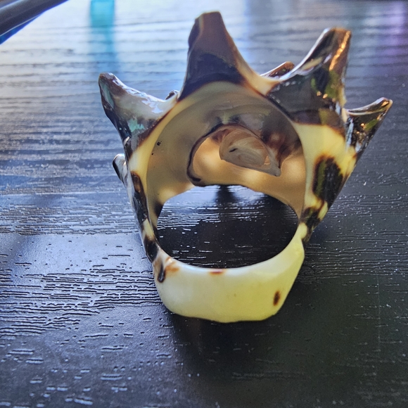 Carved Natural Shell Ring Brown and Cream Women's Appx Size 7 - Picture 5 of 9